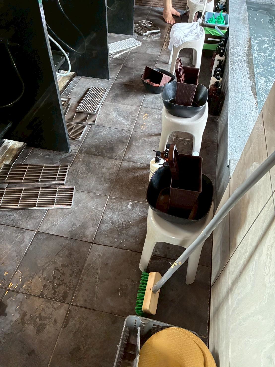 浴場床及び排水部 - 清掃前