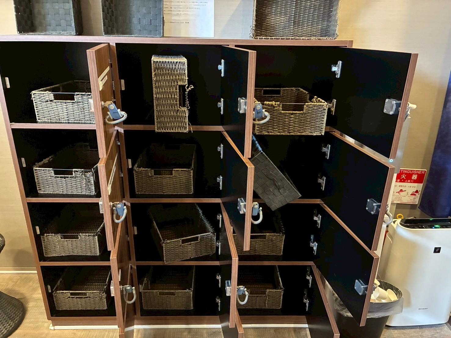 脱衣所ロッカー - 清掃前