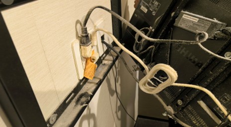 TV裏・デスク裏 - 清掃前