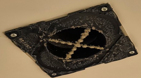 バスルーム天井換気口洗浄 - 清掃前