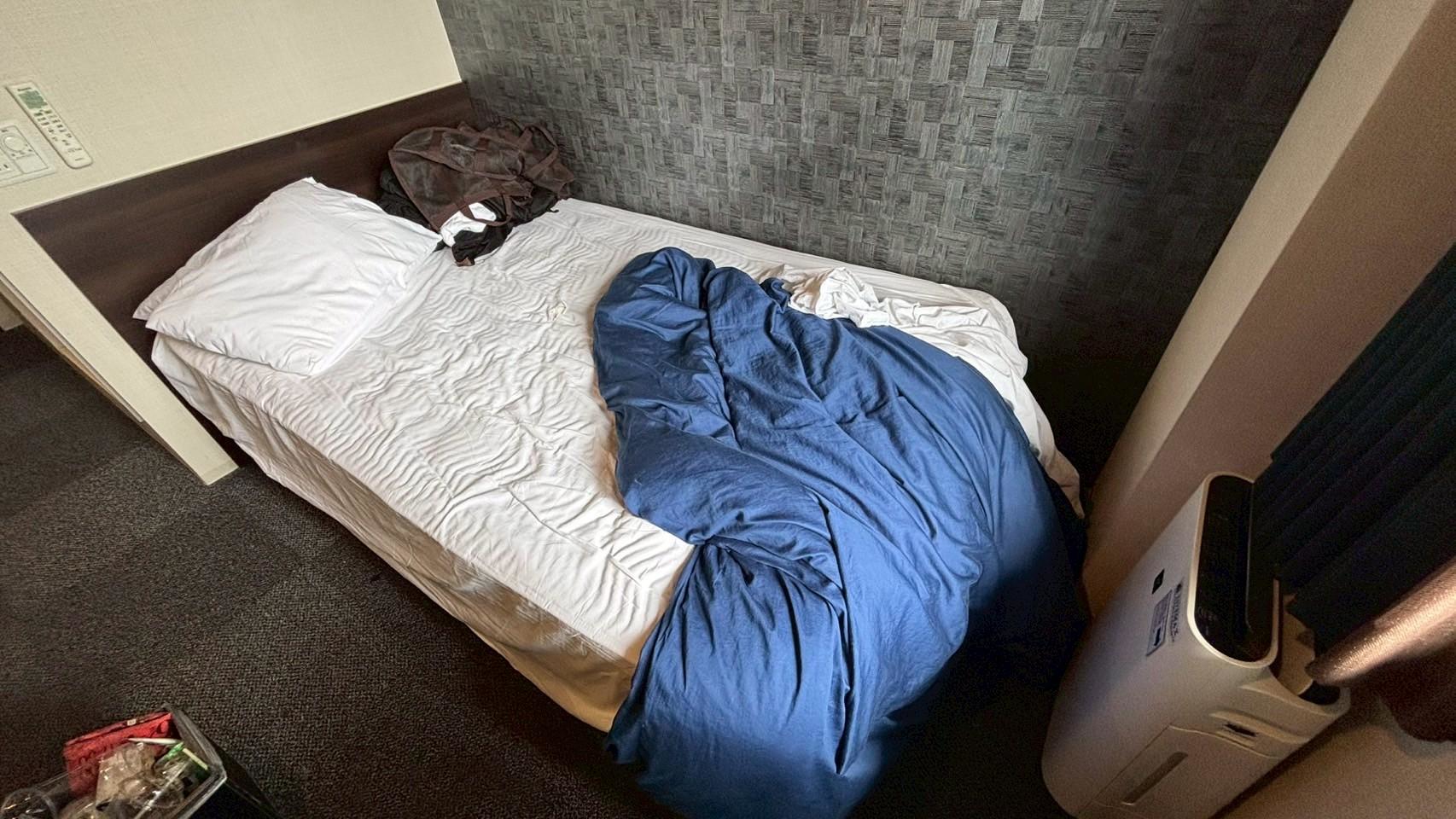 ベッドメイク - 清掃前