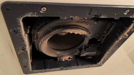 天井上部換気口 - 清掃前