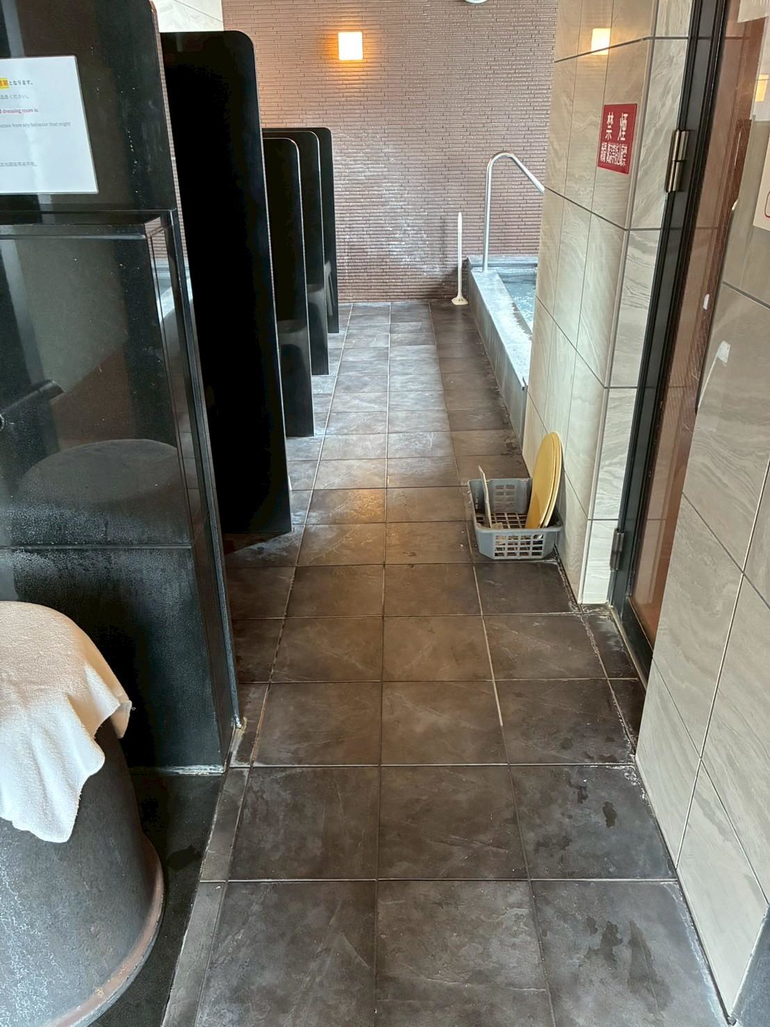 浴場床及び排水部 - 清掃後