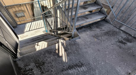 非常階段汚れ・鳥の糞除去 - 清掃前