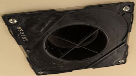 バスルーム天井換気口洗浄 - 清掃後