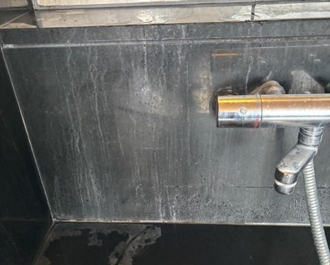 洗い場石壁 - 清掃前