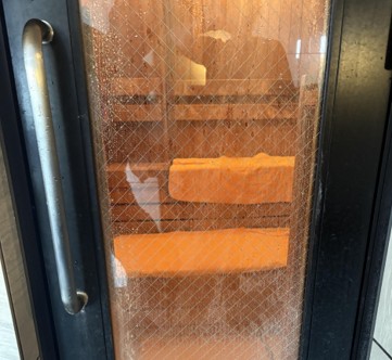 サウナ扉 - 清掃前