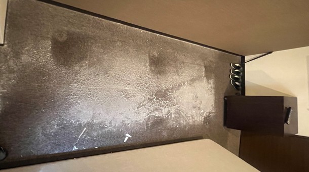 ベッド下清掃及び天地替え - 清掃前